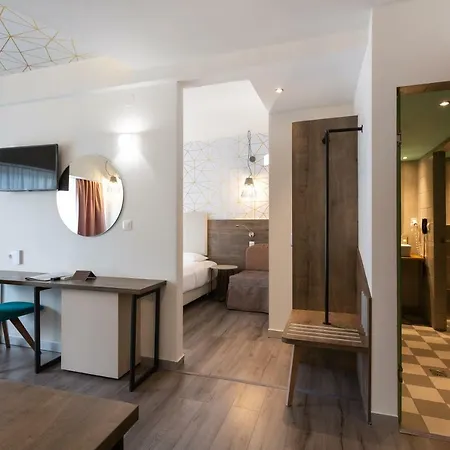 Metropolitan Hotel 4*